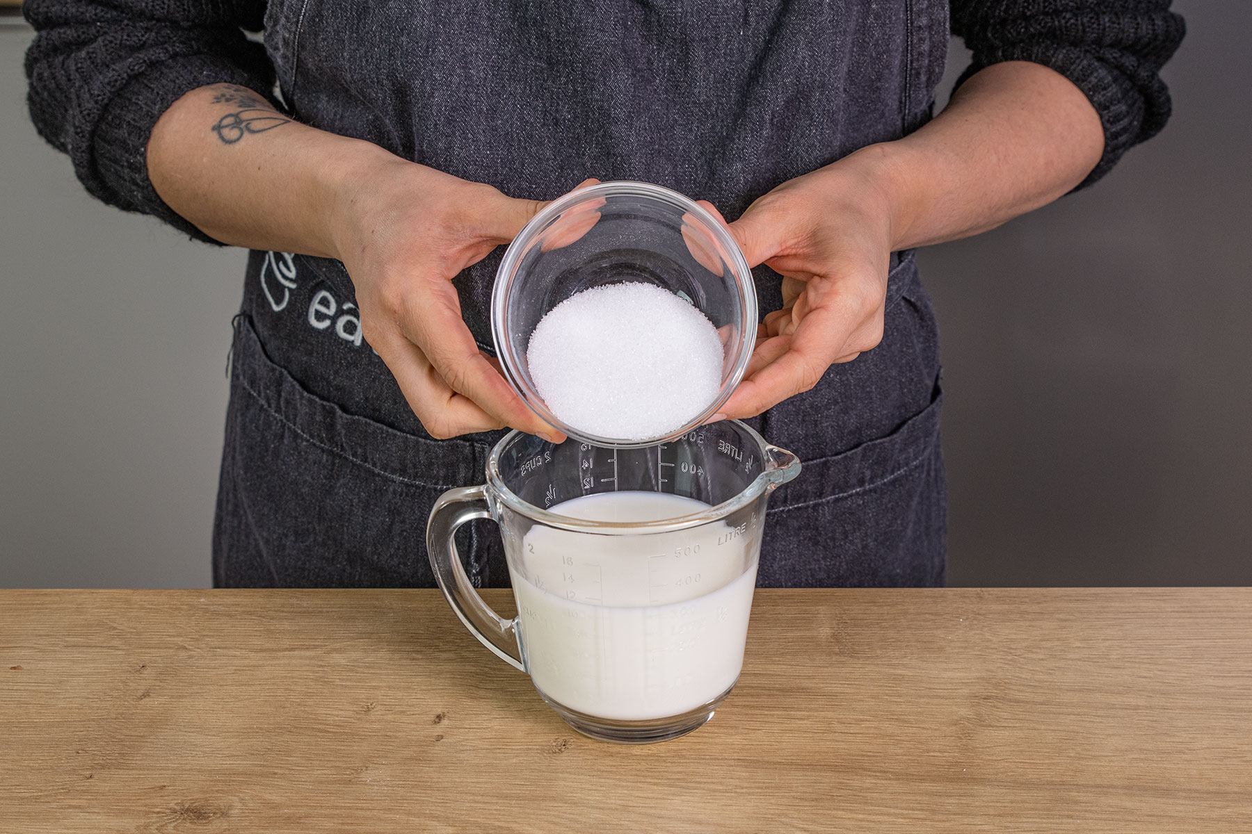 Zucker zu Milch und Wasser geben