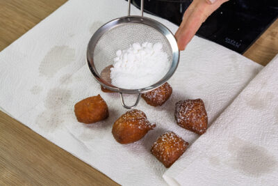 Schmelzkuchen mit Puderzucker bestreuen