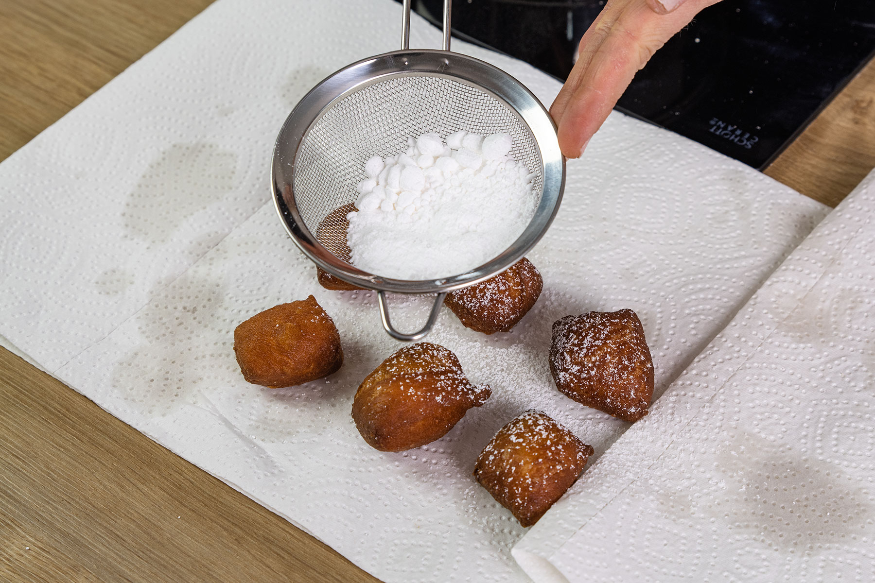 Schmelzkuchen mit Puderzucker bestreuen