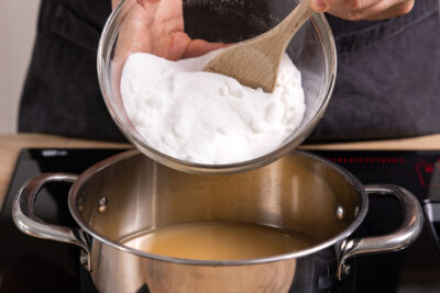Zucker zum Apfelsaft geben