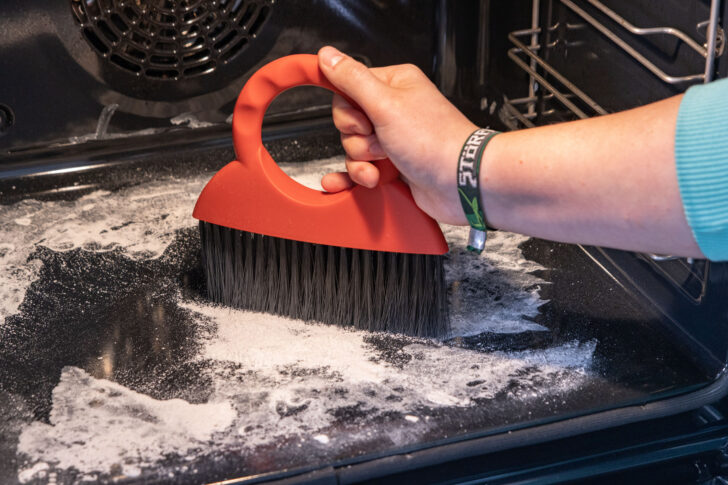 Backofen mit Küchenbesen ausfegen