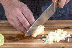 Zwiebel würfeln
