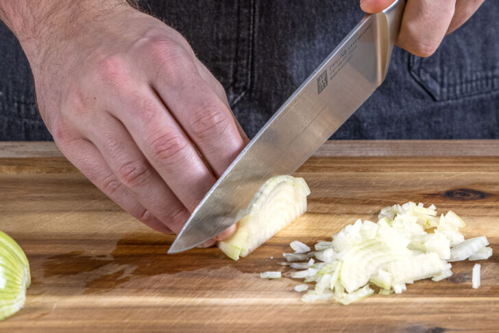 Zwiebel würfeln