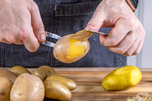 Kartoffeln pellen