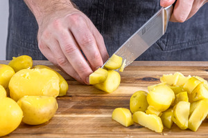 Kartoffeln in Scheiben schneiden