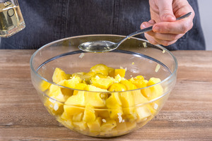 Öl zum Kartoffelsalat geben