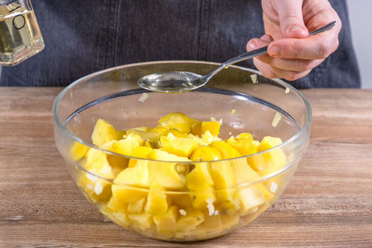 Öl zum Kartoffelsalat geben