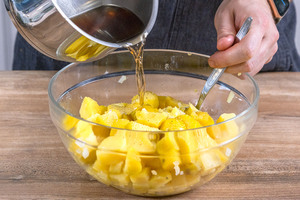 Brühe zum Kartoffelsalat geben