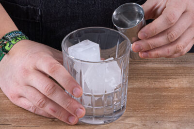 Wodka und Kaffeelikör ins Glas gießen