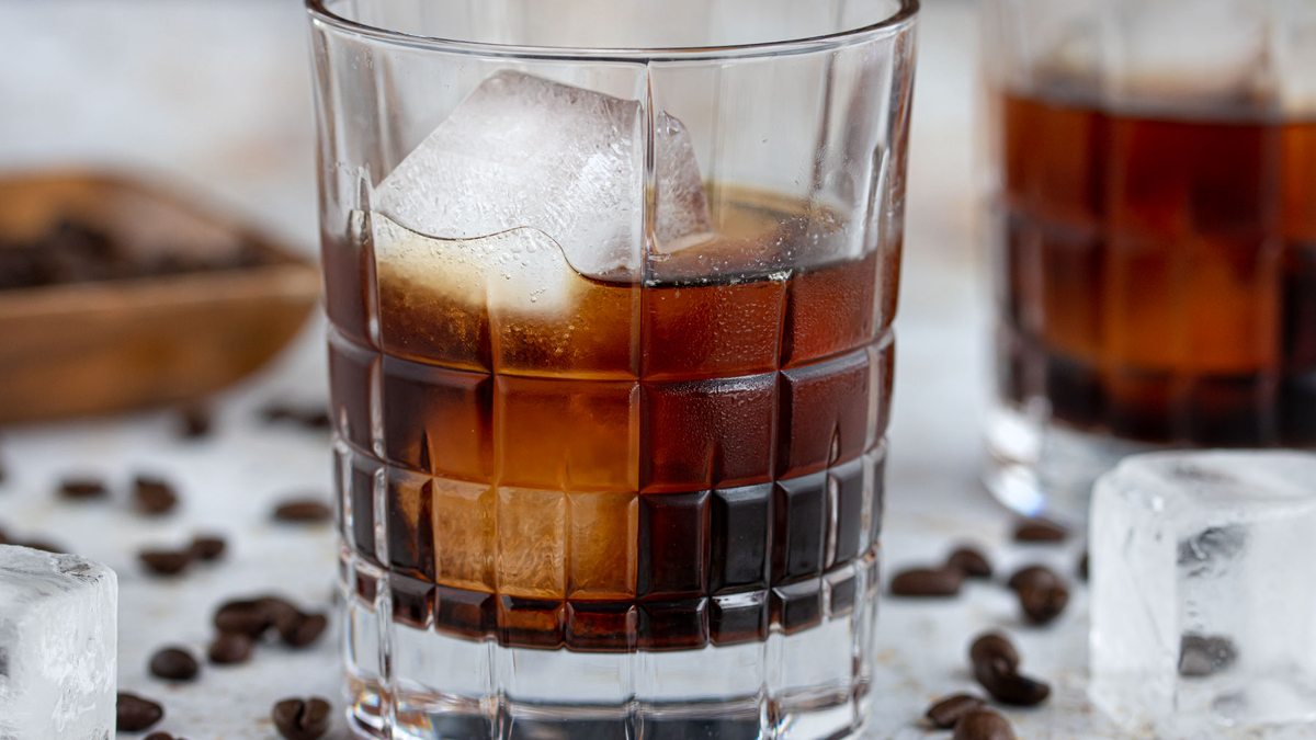 Black Russian Cocktail | Rezept - eat.de