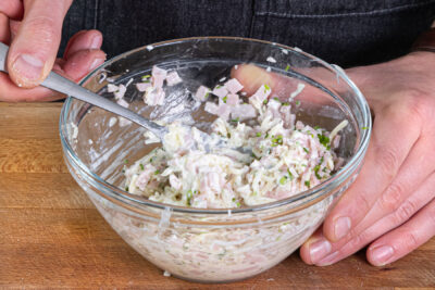Schinken-Käse-Masse würzen und verrühren