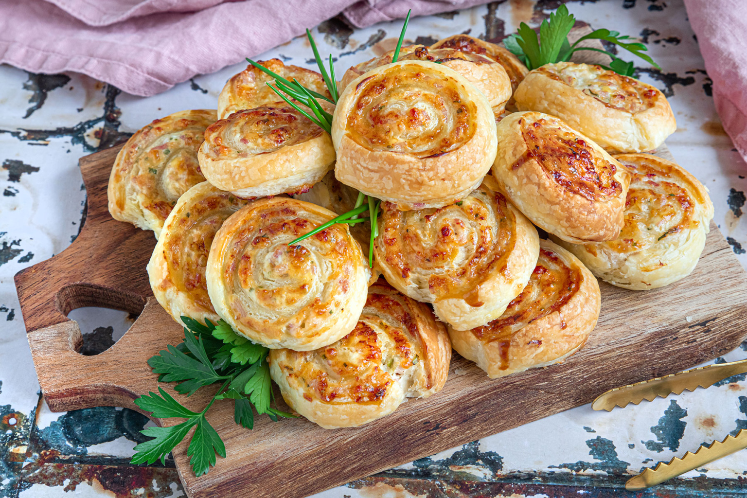 Herzhafte Blätterteigschnecken mit Käse &amp; Schinken | Rezept - eat.de