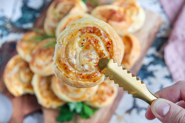 Blätterteig-Röllchen mit Schinken