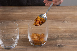 Apfelmasse in Glas füllen
