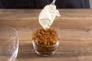 Mascarpone Masse in Glas füllen