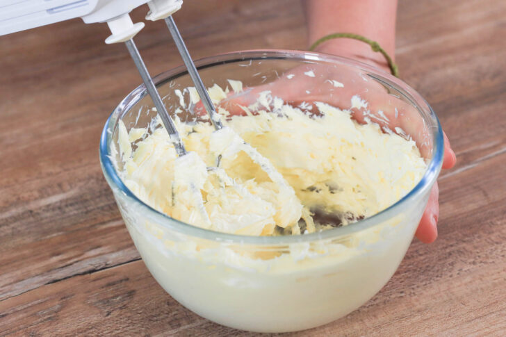 Butter mit Handrührgerät schaumig schlagen