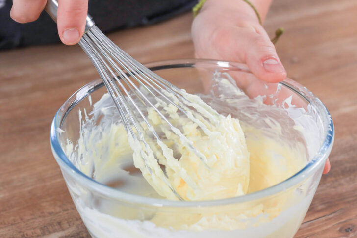 Butter mit dem Schneebesen schaumig schlagen