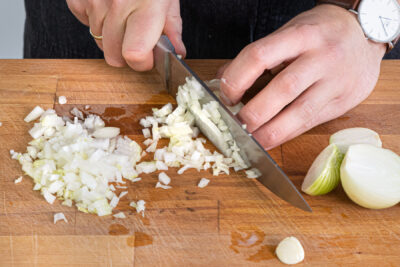 Zwiebeln und Knoblauch fein würfeln