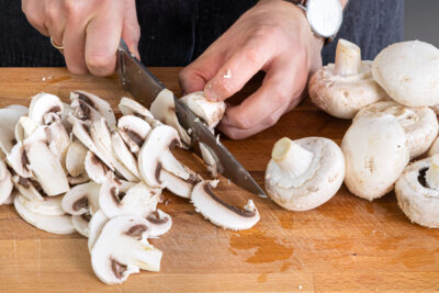 Champignons in Scheiben schneiden