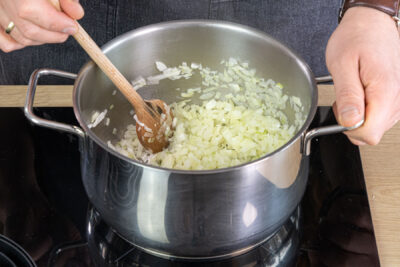 Zwiebelwürfel anbraten