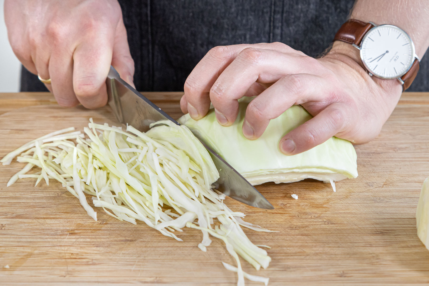 Weißkohl in feine Streifen schneiden