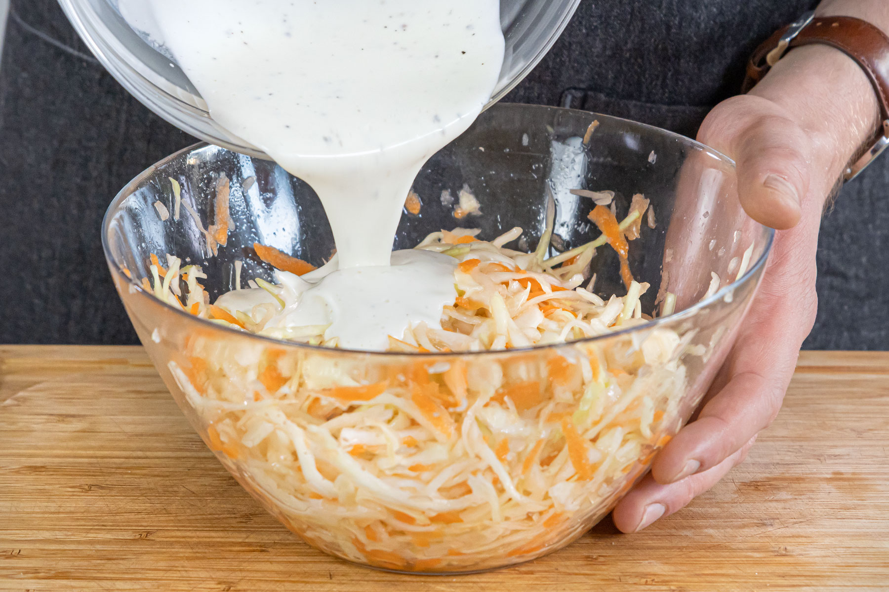 Dressing zum Coleslaw KFC-Style geben und vermischen