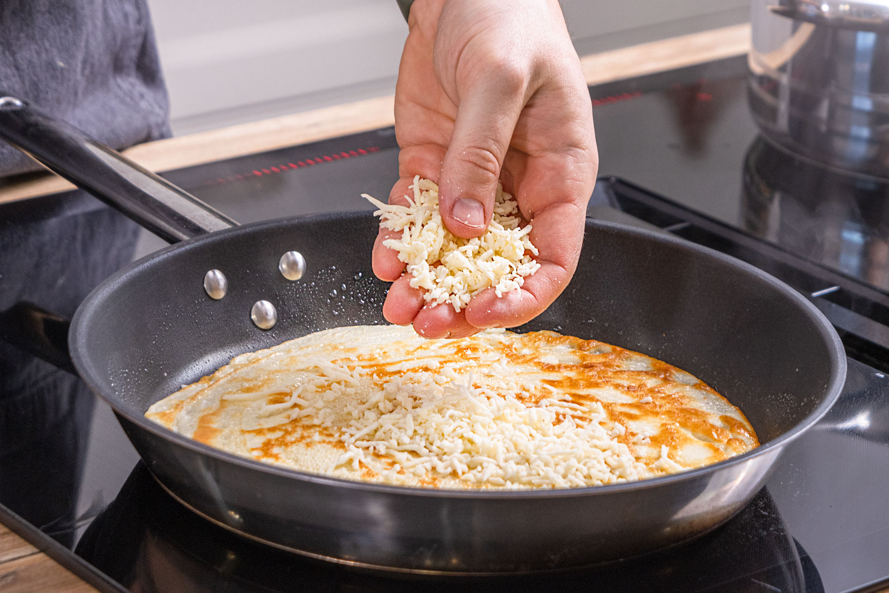 Deftiger Pfannkuchen mit Käse-Schinken-Füllung | Rezept