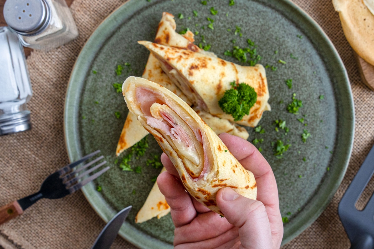 Deftiger Pfannkuchen mit Käse-Schinken-Füllung | Rezept - eat.de