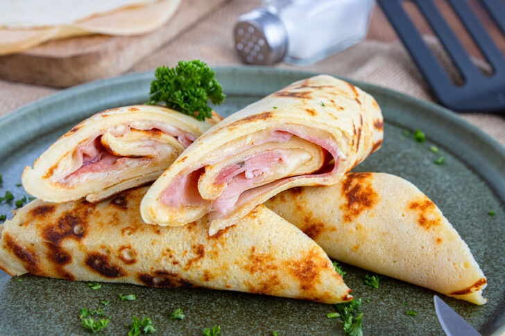 Deftiger Pfannkuchen mit Käse-Schinken-Füllung