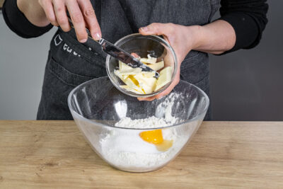 Butter zu den anderen Zutaten geben