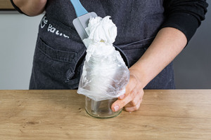 Baisermasse in Spritzbeutel füllen