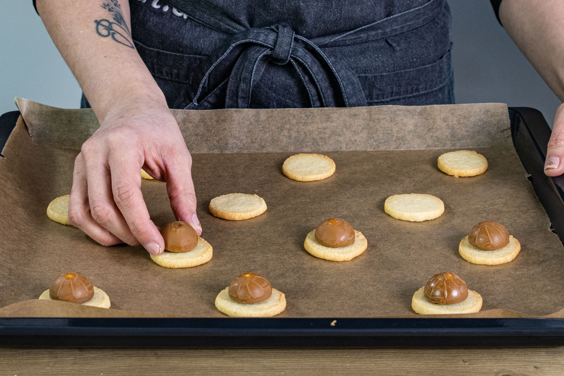 Toffifee auf Plätzchen legen