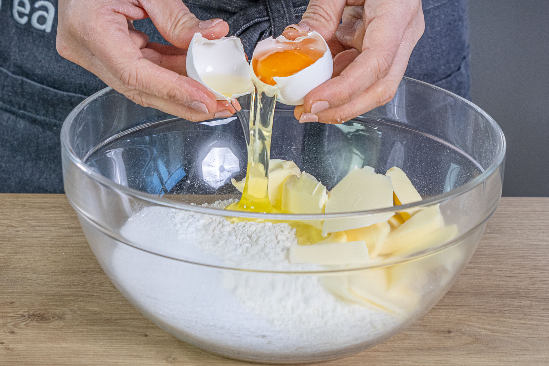 Zutaten für den Teig in eine Schüssel geben