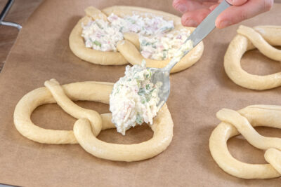 Flammkuchen-Brezel füllen