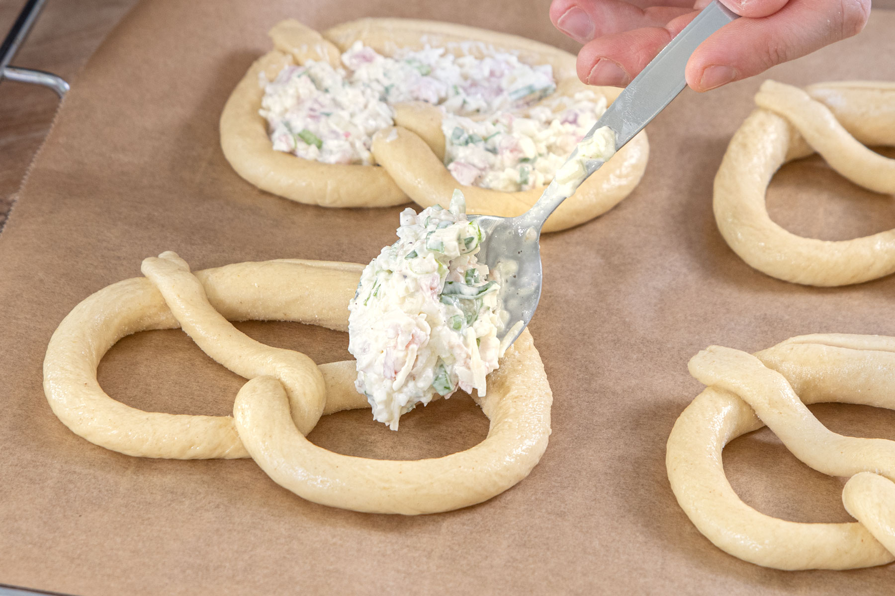 Flammkuchen-Brezel füllen