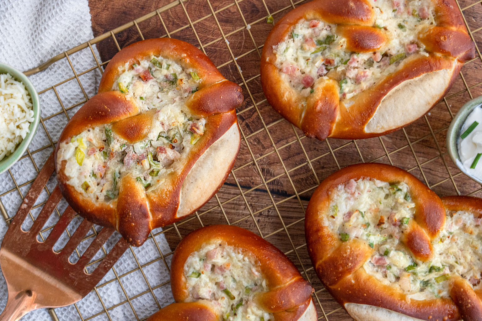 Flammkuchen-Brezel | Rezept - eat.de