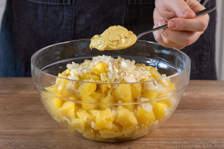 Kartoffelsalat mit Senf würzen