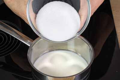 Zucker und Milch aufkochen