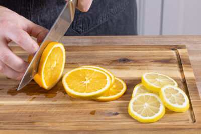 ORangen und Zitronen waschen und in Scheiben schneiden