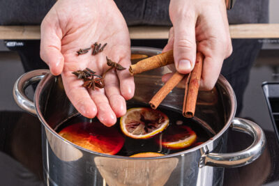 Gewürze in den Glühwein geben