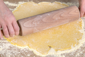 glutenfreien Teig ausrollen