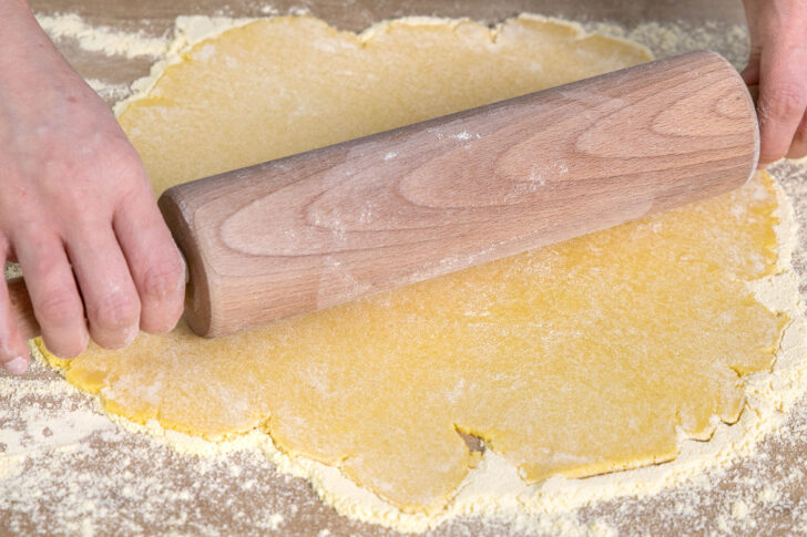 glutenfreien Teig ausrollen