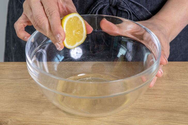 Zitronensaft zum Eiweiß geben