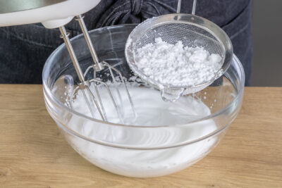 Puderzucker zum Eischnee geben