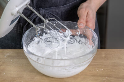Zuckerguss aufschlagen