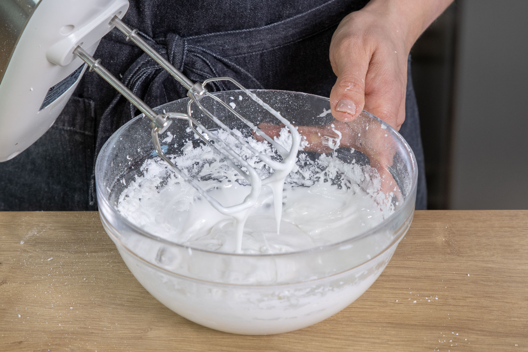 Zuckerguss aufschlagen