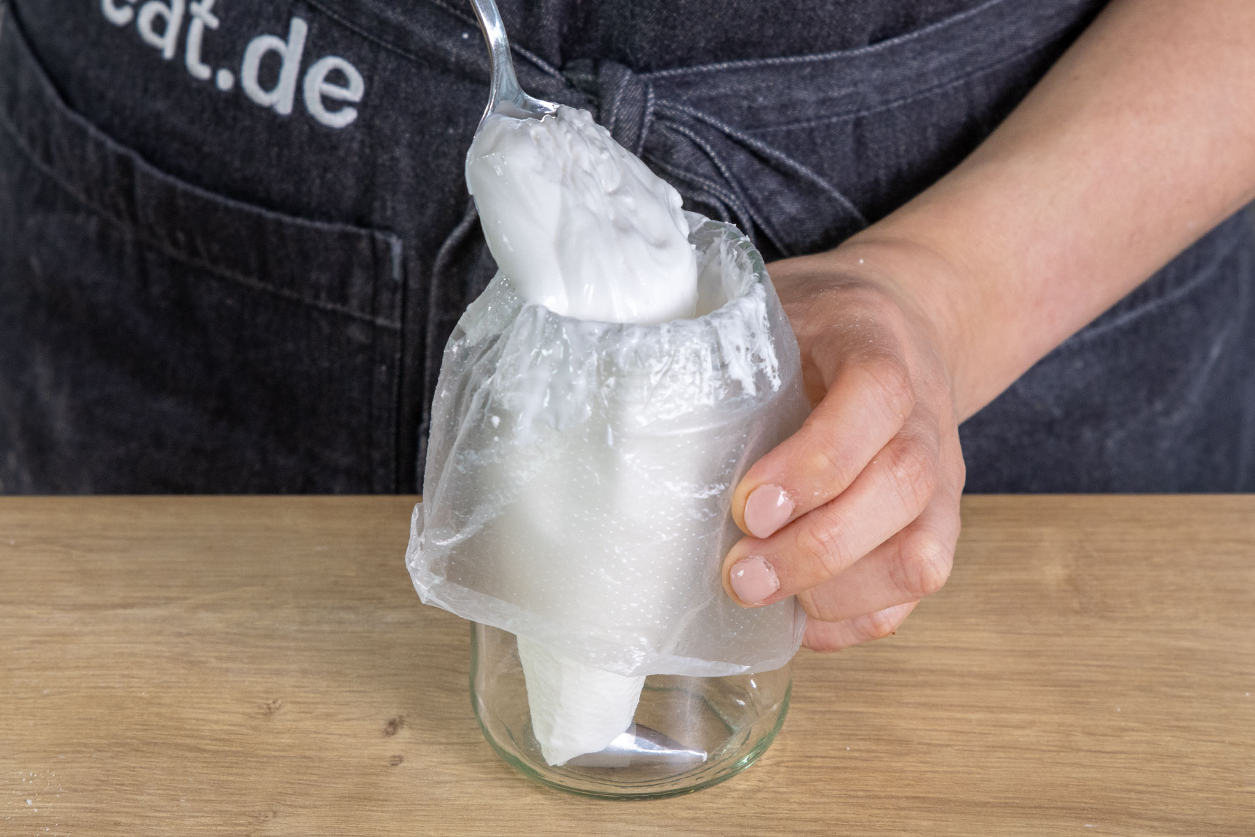 Eiweißspritzglasur in einen Spritzbeutel füllen