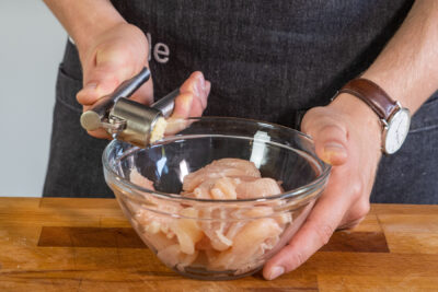 Knoblauch zum Hähnchen geben