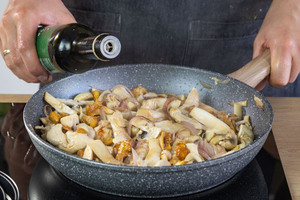 Balsamico zu Pilzen geben