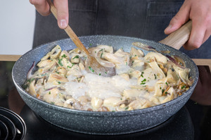 Hähnchen-Geschnetzeltes mit Pilzen verrühren